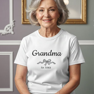 Camiseta Simple Script Bow Abuela Año Est. Texto Blanco
