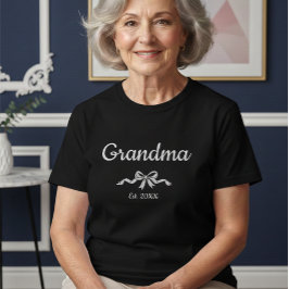 Camiseta Simple Script Bow Grandma Est. Year 