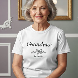 Camiseta Simple Script Bow Grandma Est. Year White Text