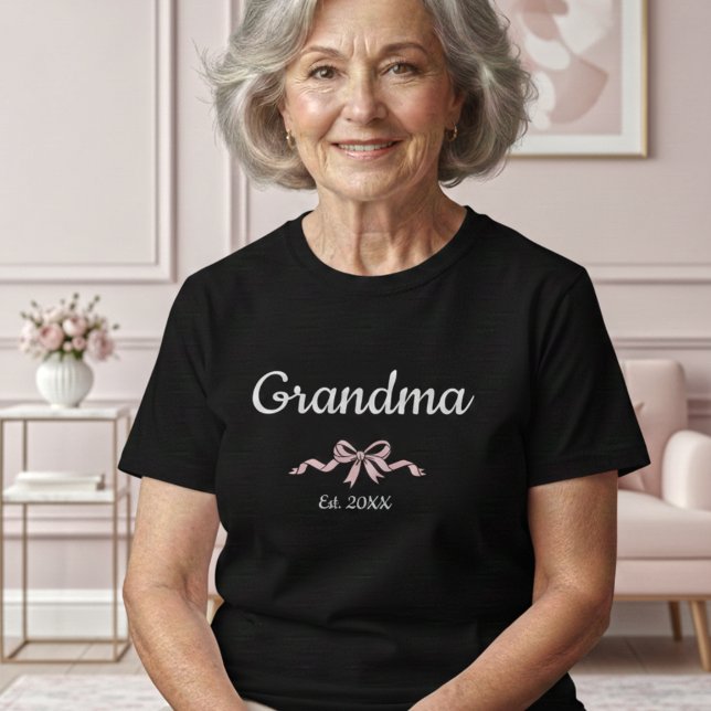 Camiseta Simple Script Grandma Est. Year Pink Bow  (Subido por el creador)