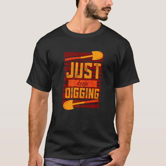 Camiseta Simplemente Sigue Cavando Más Profundo Historia Ar (Anverso)