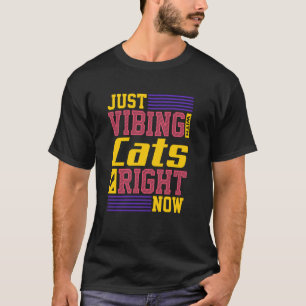 Camiseta Simplemente Vibrando Con Gatos Ahora Mismo Es Dive