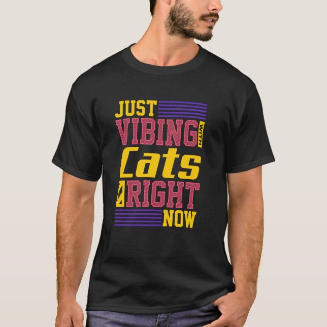 Camiseta Simplemente Vibrando Con Gatos Ahora Mismo Es Dive (Anverso)