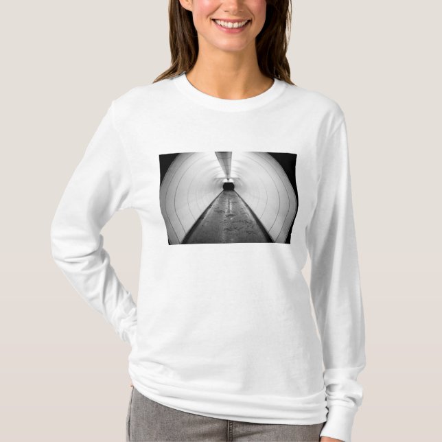 Camiseta Singapur. Un túnel peatonal iluminado en (Anverso)