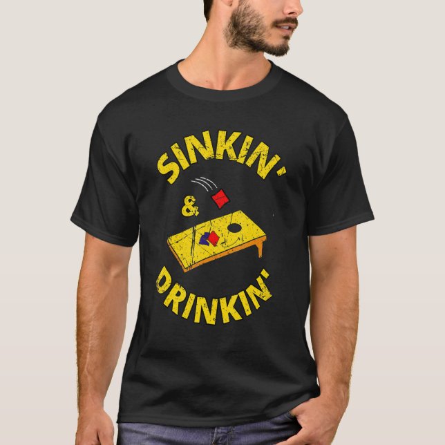 Camiseta Sinkin and Drinkin Cornhole Bean Bag Game Sacks Ba (Anverso)