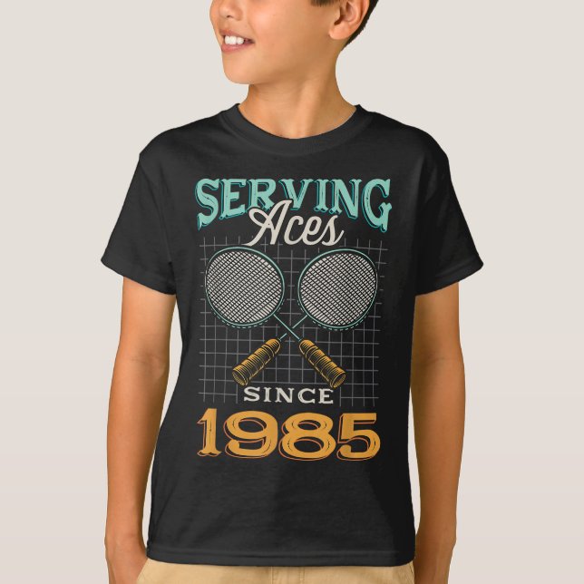 Camiseta Sirviendo Aces desde 1985 Nacimiento de Badminton  (Anverso)