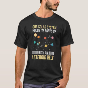 Camiseta Sistema Solar Sostiene Sus Pantalones Con Un Aster