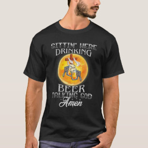 Camiseta Sittin’ Aquí Bebe Cerveza Hablando Amén de Dios