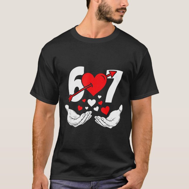 Camiseta Six Seven 67 6 7 Kids 67 Meme Hands Funny Valentin (Anverso)