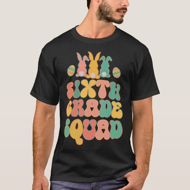 Camiseta Sixth Grad Squad Teacher  Retro Groovy Easter Bunn (Anverso)