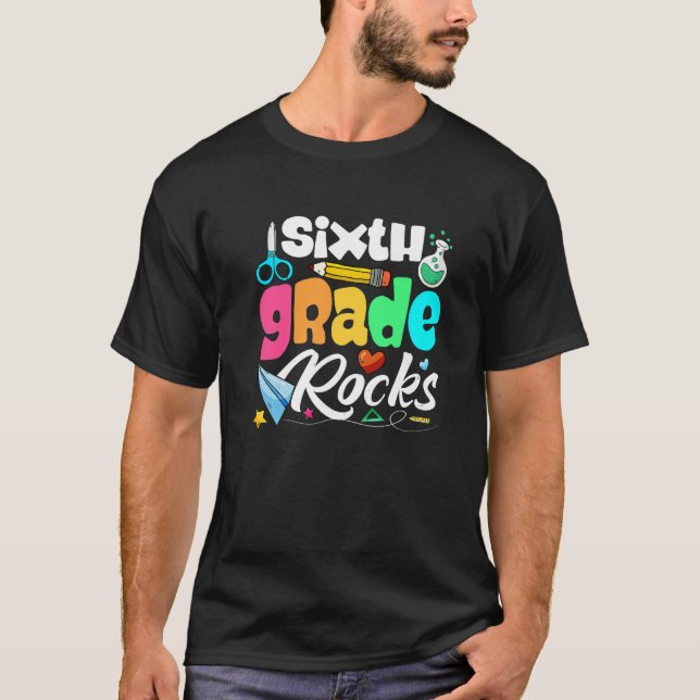 Camiseta Sixth Grade Rocks Back To School First Day Of Scho (Anverso)