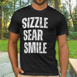 Camiseta Sizzle Sear Sonrisa Funny Carnivore Unisex<br><div class="desc">Presentamos nuestra exclusiva camiseta "Sizzle Sear Smile", especialmente diseñada para los conocedores carnívoros que saborean cada suculento bocado de carne. Con su diseño de texto audaz y sin sentido, este té declara orgullosamente su amor por todas las cosas carnívoras. Ya sea que esté asando una tormenta en la barbacoa o...</div>