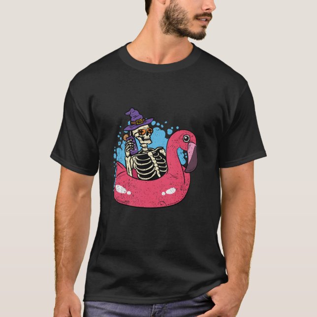 Camiseta Skeleton Chillin Flamingo Halloween Graciosa Bruja (Anverso)