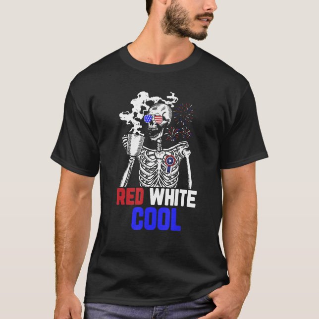 Camiseta Skeleton Drinking Coffee 4th of July Cool Red And  (Anverso)