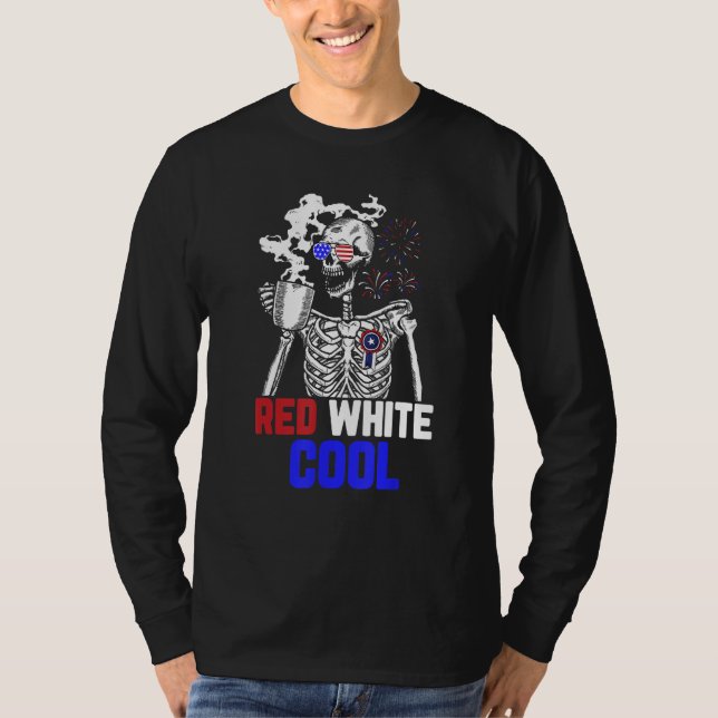 Camiseta Skeleton Drinking Coffee 4th of July Cool Red And  (Anverso)