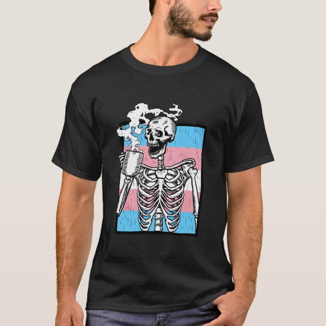 Camiseta Skeleton Drinking Coffee Lgbt-Q Transgender Pride  (Anverso)