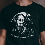 Camiseta Skeleton Grim Reaper sosteniendo a gato gracioso a<br><div class="desc">Celebremos la vida única este El día de San Valentín. Es la máxima gracia y sarcasmo a las celebraciones en solitario. Como madre de gato orgullosa o padre de gato, esta camisa irónica es tu entrada a un San Valentín puramente rebelde. Abraza el humor, disfruta la ironía y usa tu...</div>