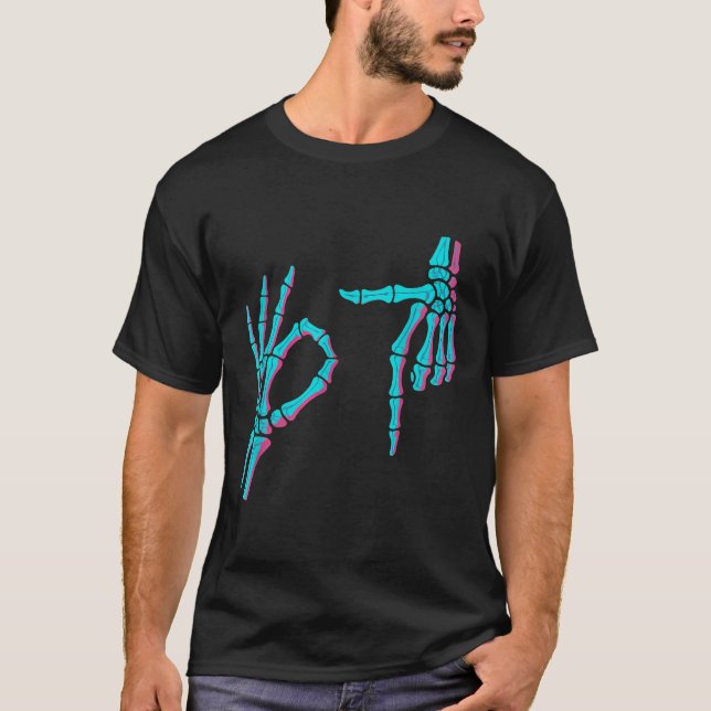 Camiseta Skeleton Hand Funny Six Seven 6 7 Meme 67 Hallowee (Anverso)