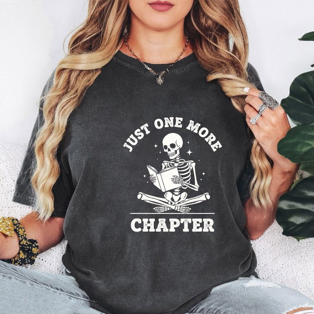 Camiseta Skeleton Reading Just One More Chapter (Subido por el creador)