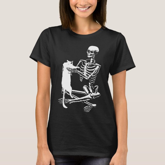Camiseta Skeleton Sujetando Un Desfile De Ropa De Halloween (Anverso)
