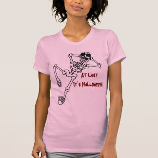 Camiseta Skeleton with sunglasses resting. Halloween.