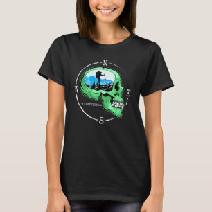 Camiseta Skull con excursionista de la brújula al aire libr