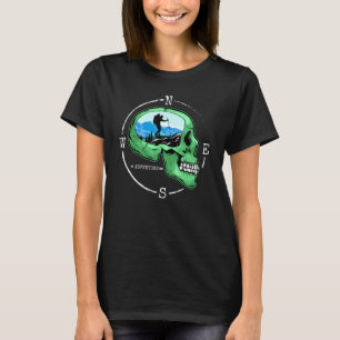 Camiseta Skull con excursionista de la brújula al aire libr