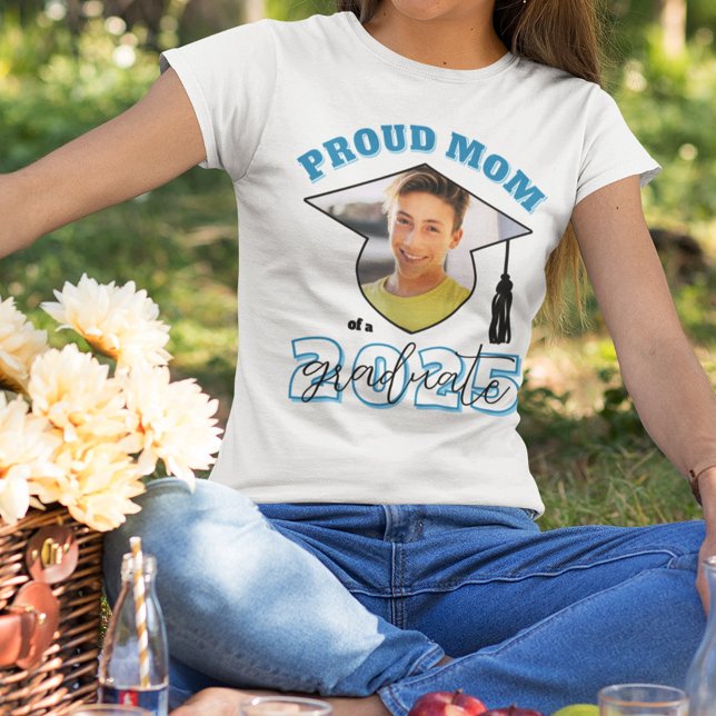 Camiseta Sky Blue Orgullosa Mamá de una foto de un graduado (Subido por el creador)