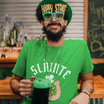 Camiseta SLÀINTE Funny Irish St. Patrick's Day Green Clover<br><div class="desc">Escritura divertida pero simple que dice "SLÀINTE" significa ovaciones en Escocia junto a un trébol. ¡Perfecto para vestir el Día de San Patricio!</div>