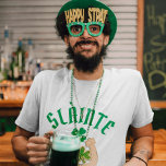 Camiseta SLÀINTE Funny Irish St. Patrick's Day Green Clover<br><div class="desc">Escritura divertida pero simple que dice "SLÀINTE" significa ovaciones en Escocia junto a un trébol. ¡Perfecto para vestir el Día de San Patricio!</div>