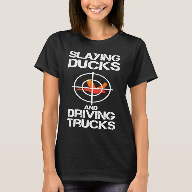 Camiseta Slaying Ducks Driving Trucks Hunting Fowling Gear  (Anverso)