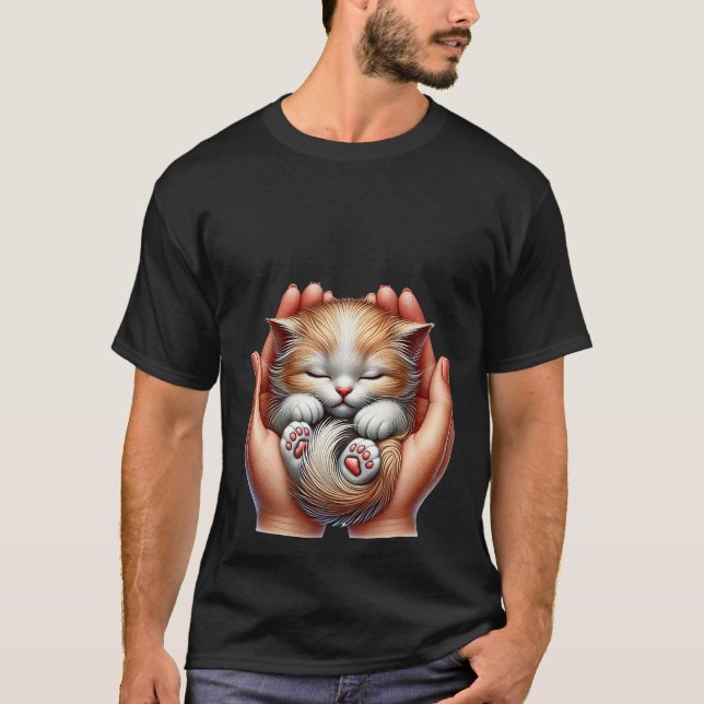 Camiseta Sleeping Kitten Cradled in Hands Tiny Fluffy Cat  (Anverso)