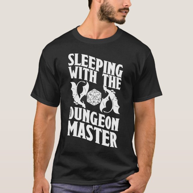 Camiseta Sleeping With The Dungeon Master Funny RPG DM (Anverso)