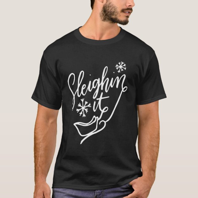Camiseta Sleighin It Pun Sleighing Santa Sleigh (Anverso)