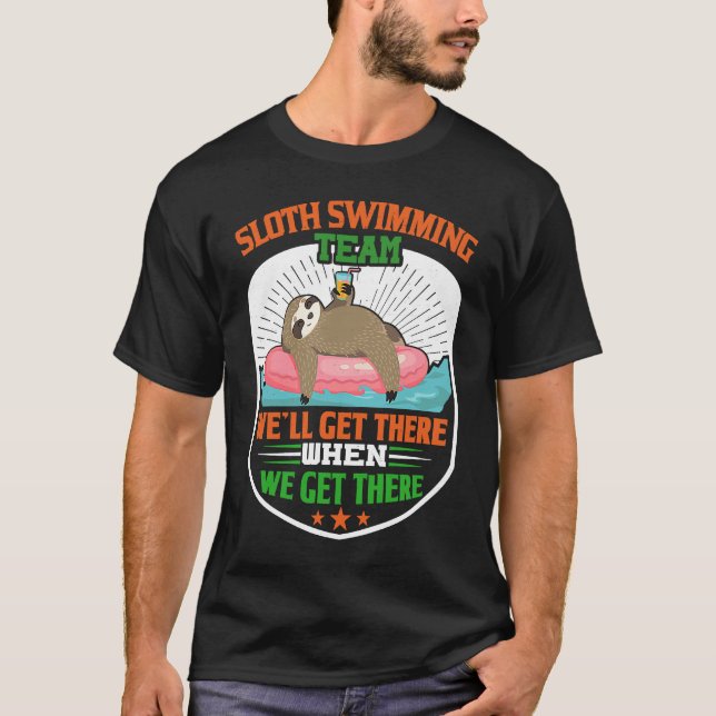 Camiseta Sloth Swimming Team  Funny Lazy Sloth floating on  (Anverso)