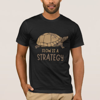 Camiseta Slow Is a Strategy – Minimal Turtle Quote Design