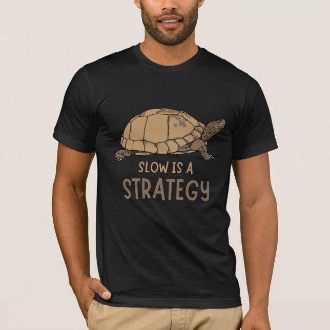 Camiseta Slow Is a Strategy – Minimal Turtle Quote Design (Anverso)