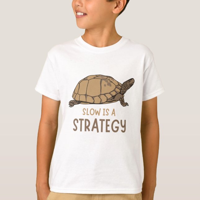 Camiseta Slow Is a Strategy – Minimal Turtle Quote Design (Anverso)