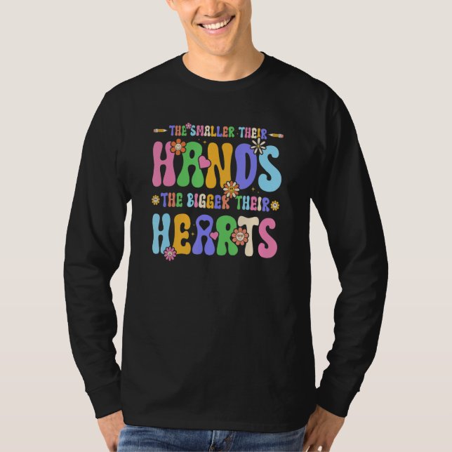 Camiseta Small Hands Big Hearts Groovy Preschool Kindergart (Anverso)