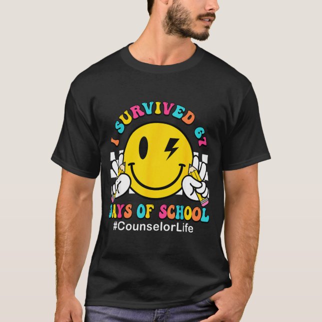 Camiseta Smile Face I Survived 67 Days Of School Counselor  (Anverso)