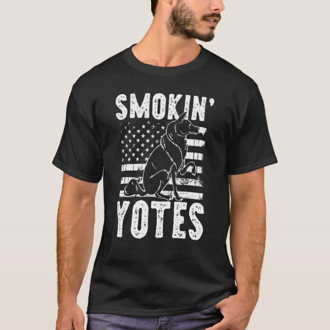 Camiseta Smokin Yotes Coyote Trapping Coyote Hunting (Anverso)