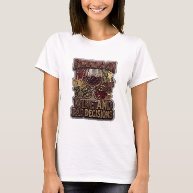 Camiseta Snappy Gold FUNCIONANDO CON VINO Y MALAS DECISIONE (Anverso)