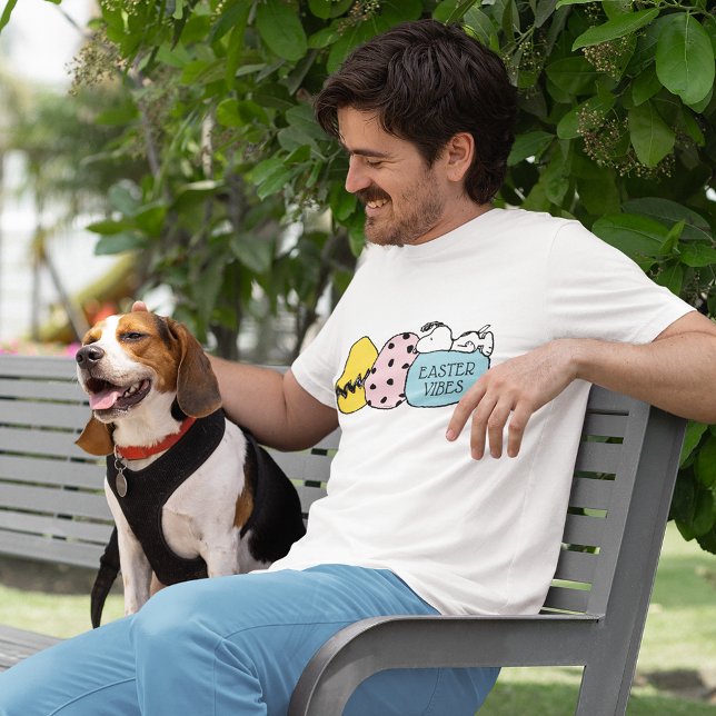 Camiseta Snoopy - Feliz Pascua (Person wearing t-shirt)