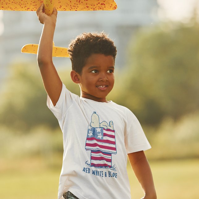 Camiseta Snoopy on the 4 of July Dog House (Kid wearing t-shirt)