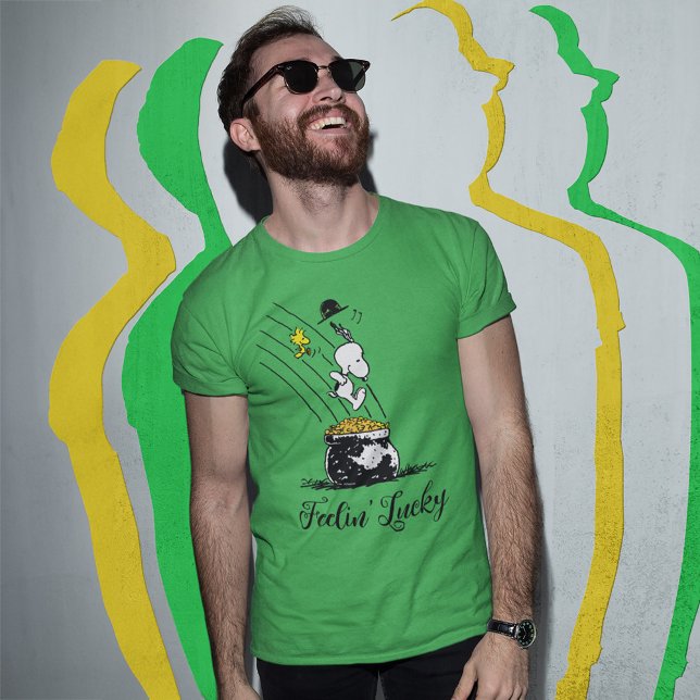 Camiseta Snoopy saltando a la olla de oro (Person wearing t=shirt)