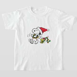Camiseta snoopy & woodstock playing on winter season