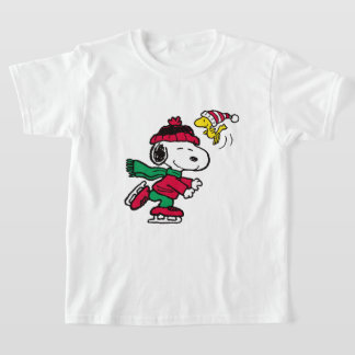 Camiseta snoopy y woodstock jugando en temporada de inviern