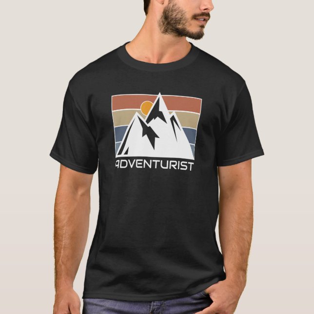 Camiseta snow mountain retro sunset landscape hikers graphi (Anverso)