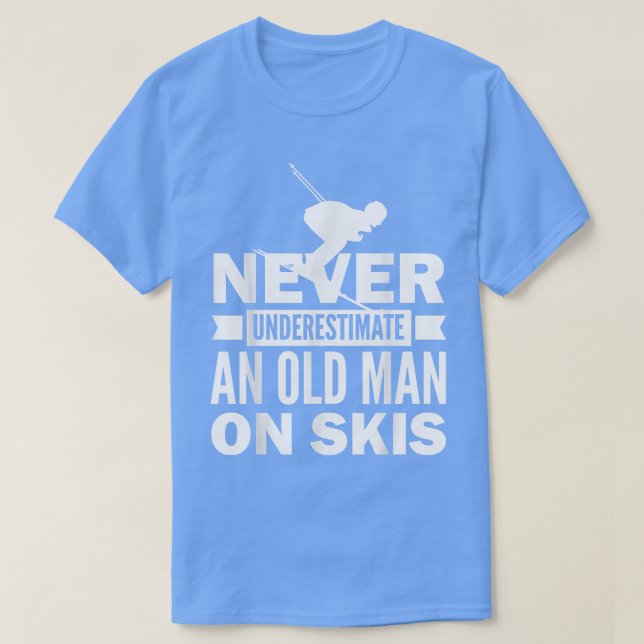 Camiseta Snow Skiing Never Underestimate An Old Man Winter  (Diseño del anverso)