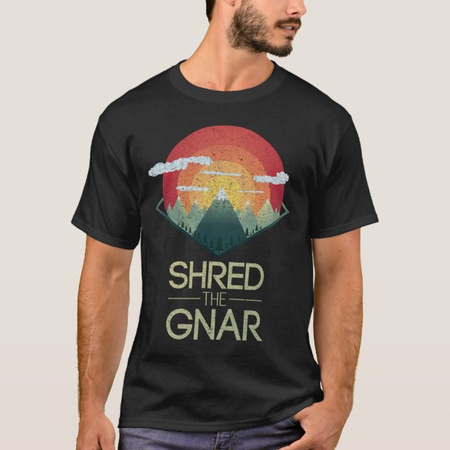 Camiseta Snowboard Shred The Gnar Ski Winter Mountain Gift (Anverso)